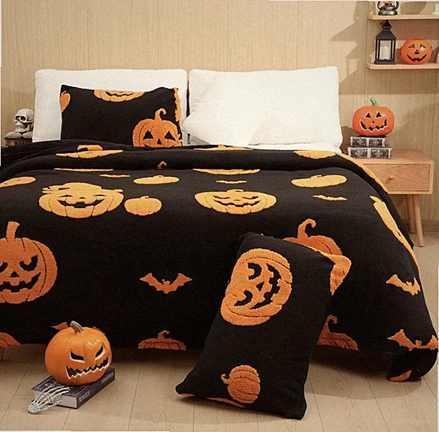 HunnmingRe or Smoofy brand black Halloween comforter set Size Queen New 3 Piece